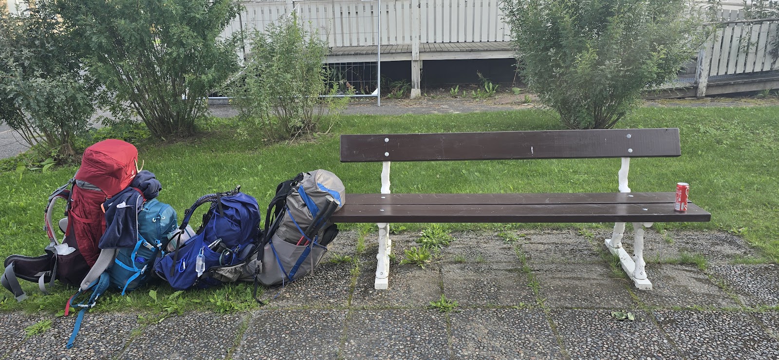 Wandelrugzakken bij een bankje onderweg