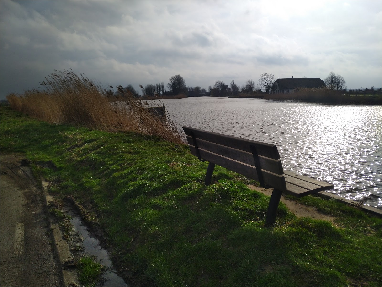 Bankje aan het water langs de route